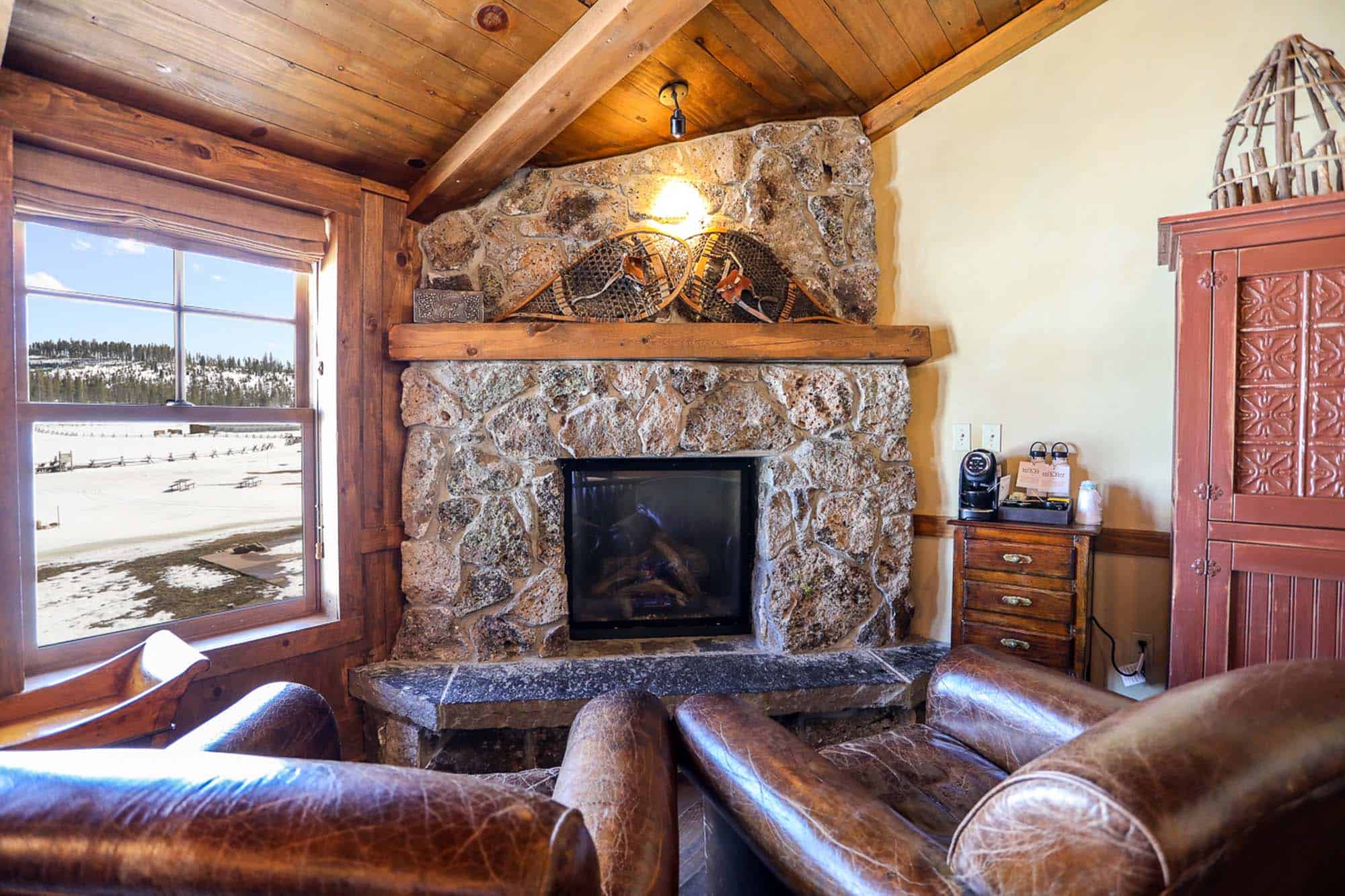 DTR-MainLodge-ContinentalKingFireplace-8