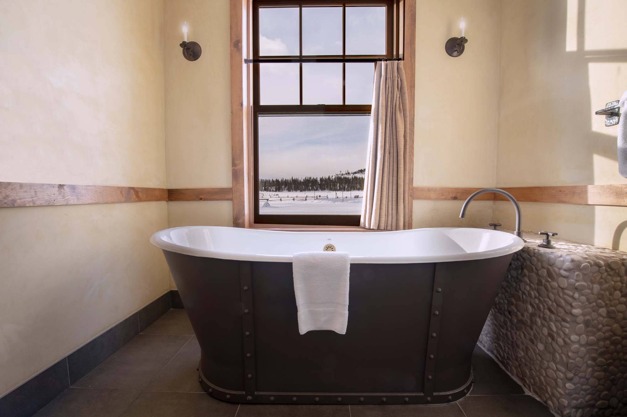 DTR-MainLodge-ContinentalKingSuite-1