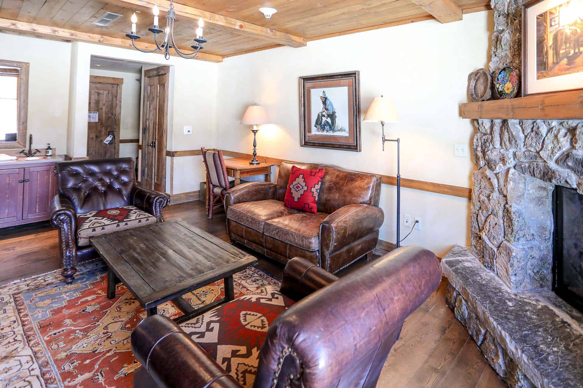 DTR-MainLodge-ContinentalKingSuite-4