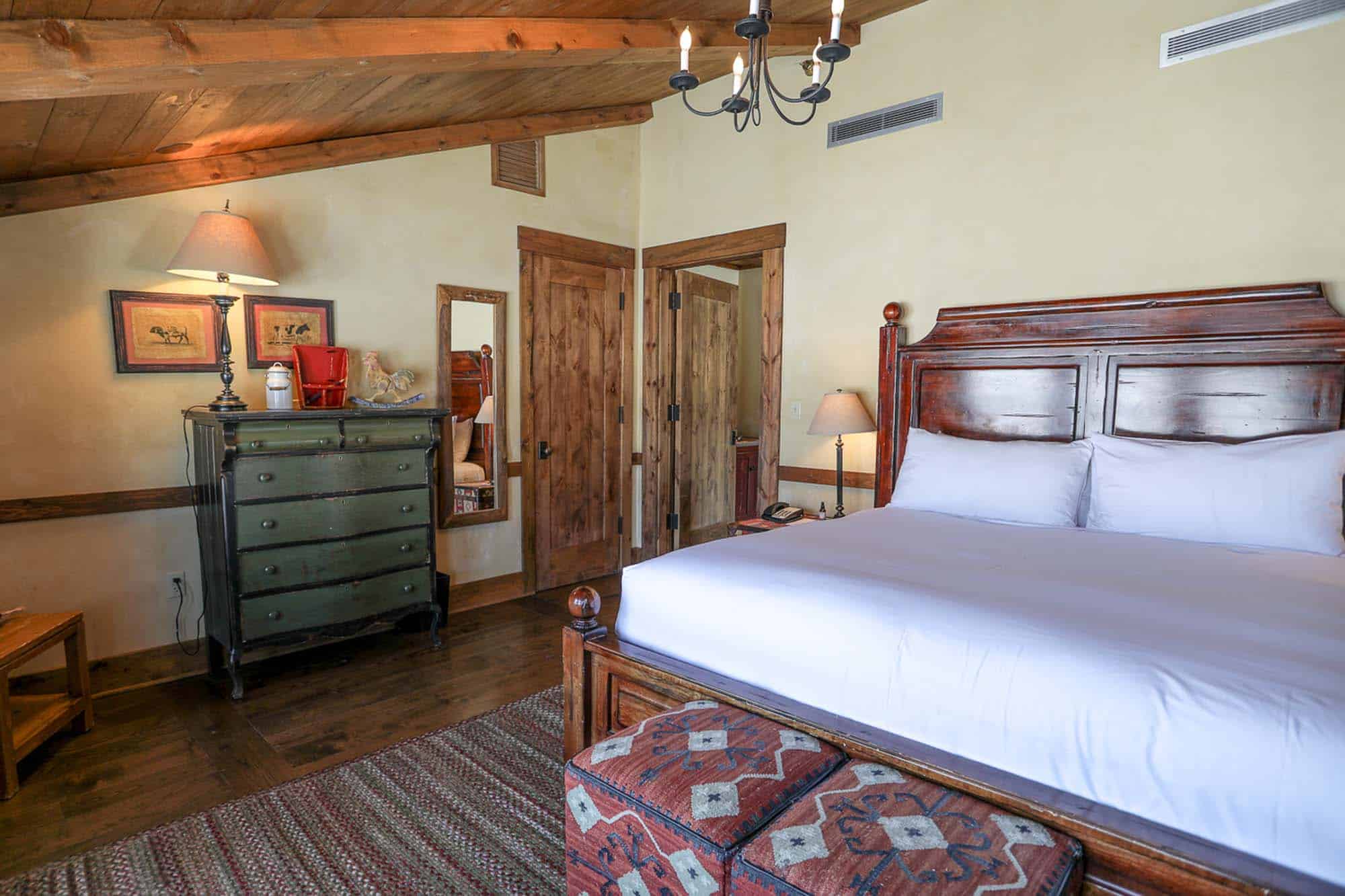 DTR-MainLodge-ContinentalKingSuite-6