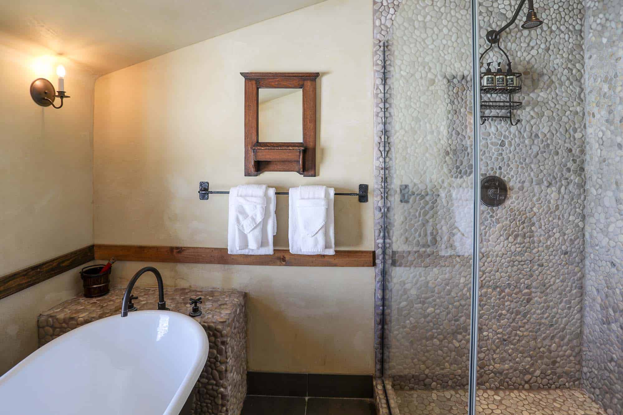 DTR-MainLodge-ContinentalKingSuite-8