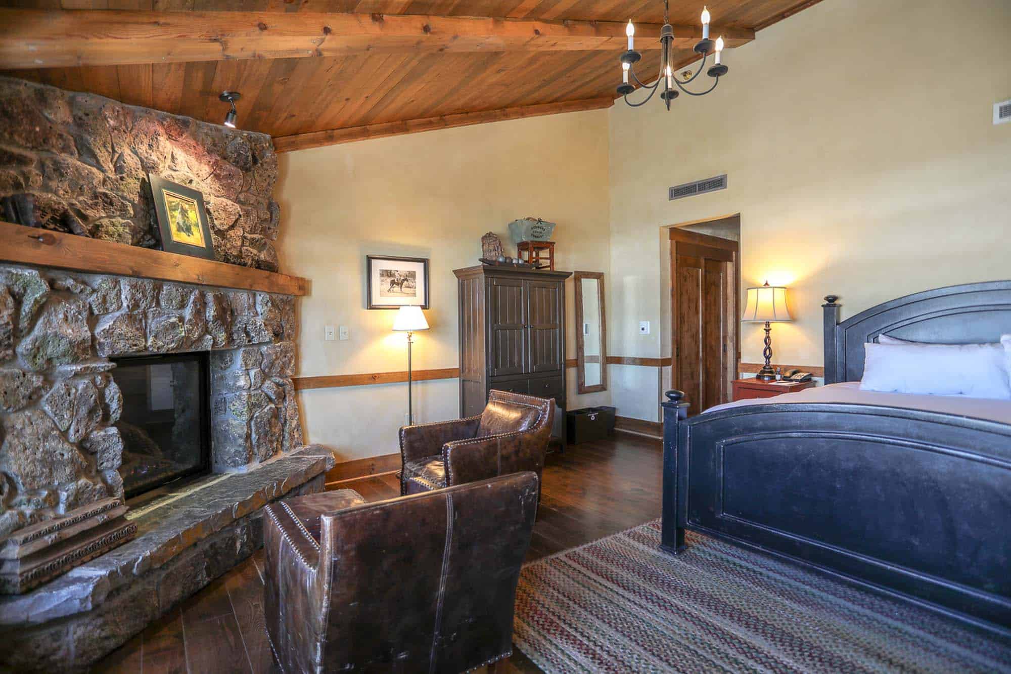 DTR-MainLodge-MeadowKingFireplace-7