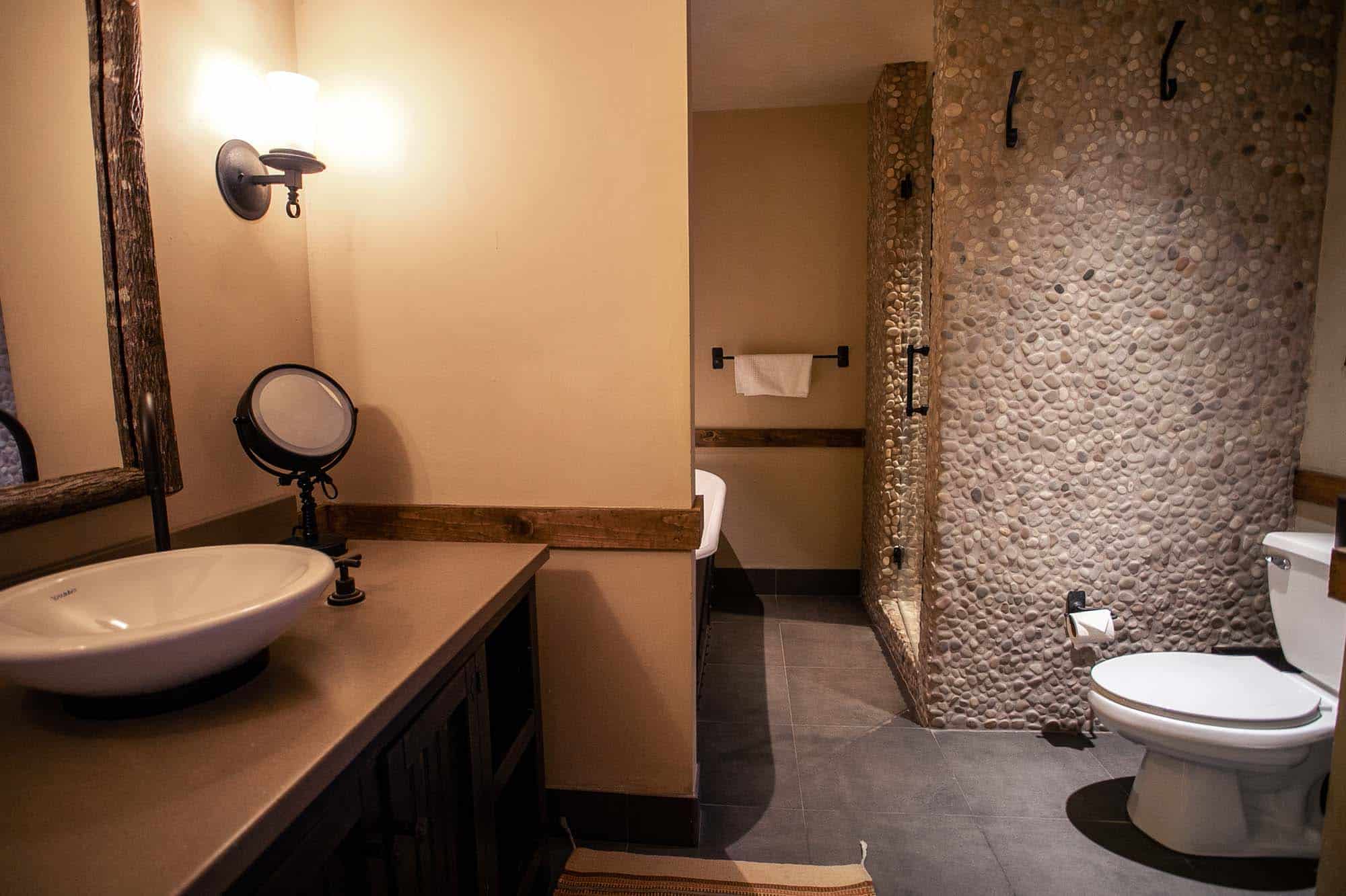 DTR-MainLodge-MeadowKingRoom-1