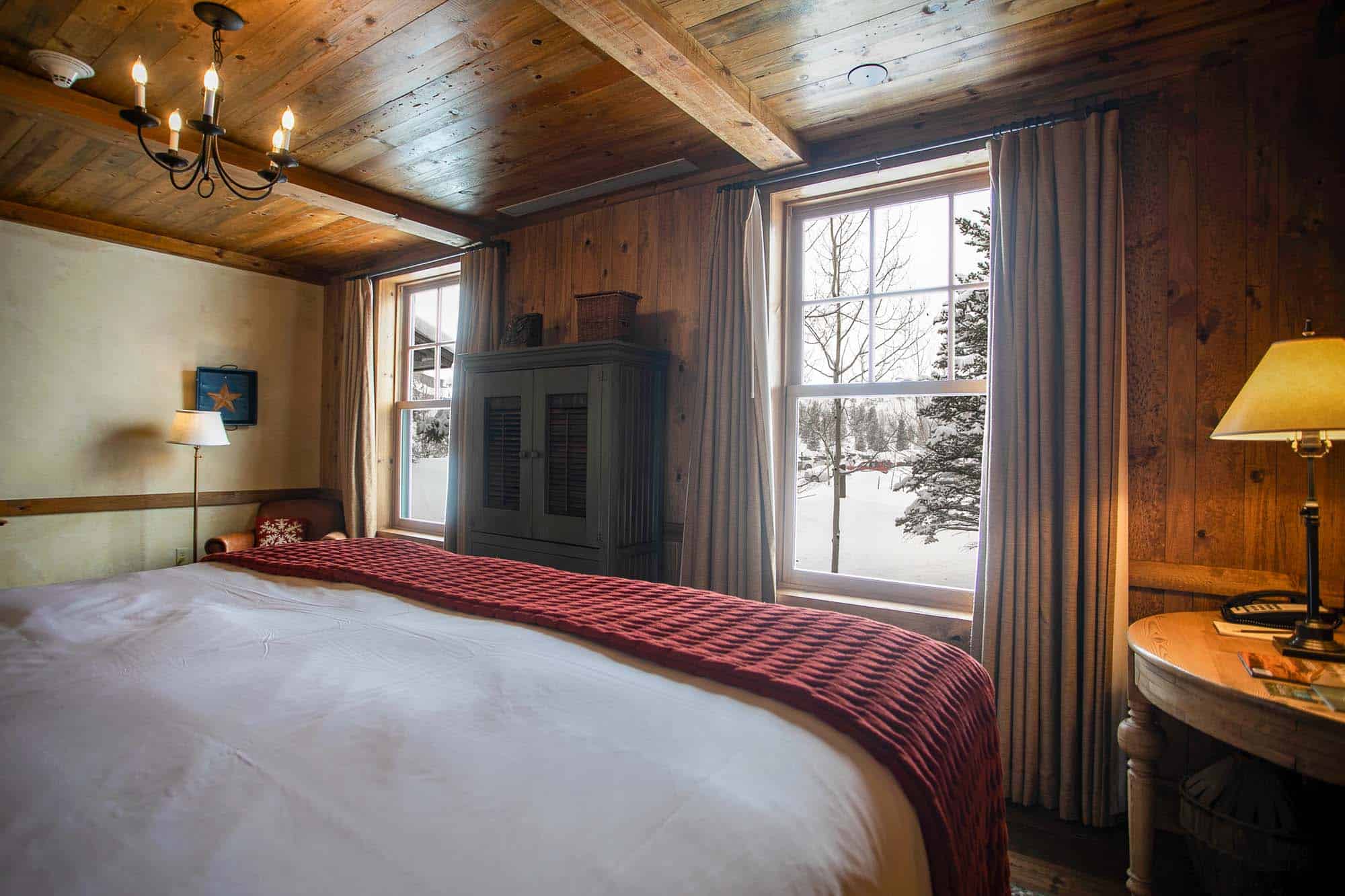 DTR-MainLodge-MeadowKingRoom-10