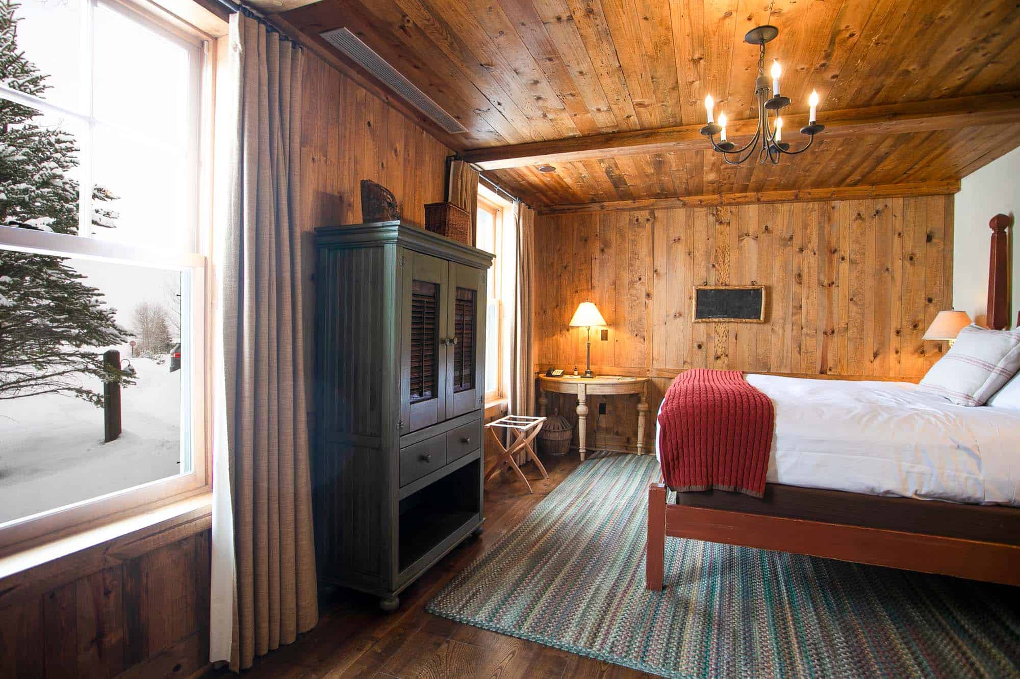 DTR-MainLodge-MeadowKingRoom-11