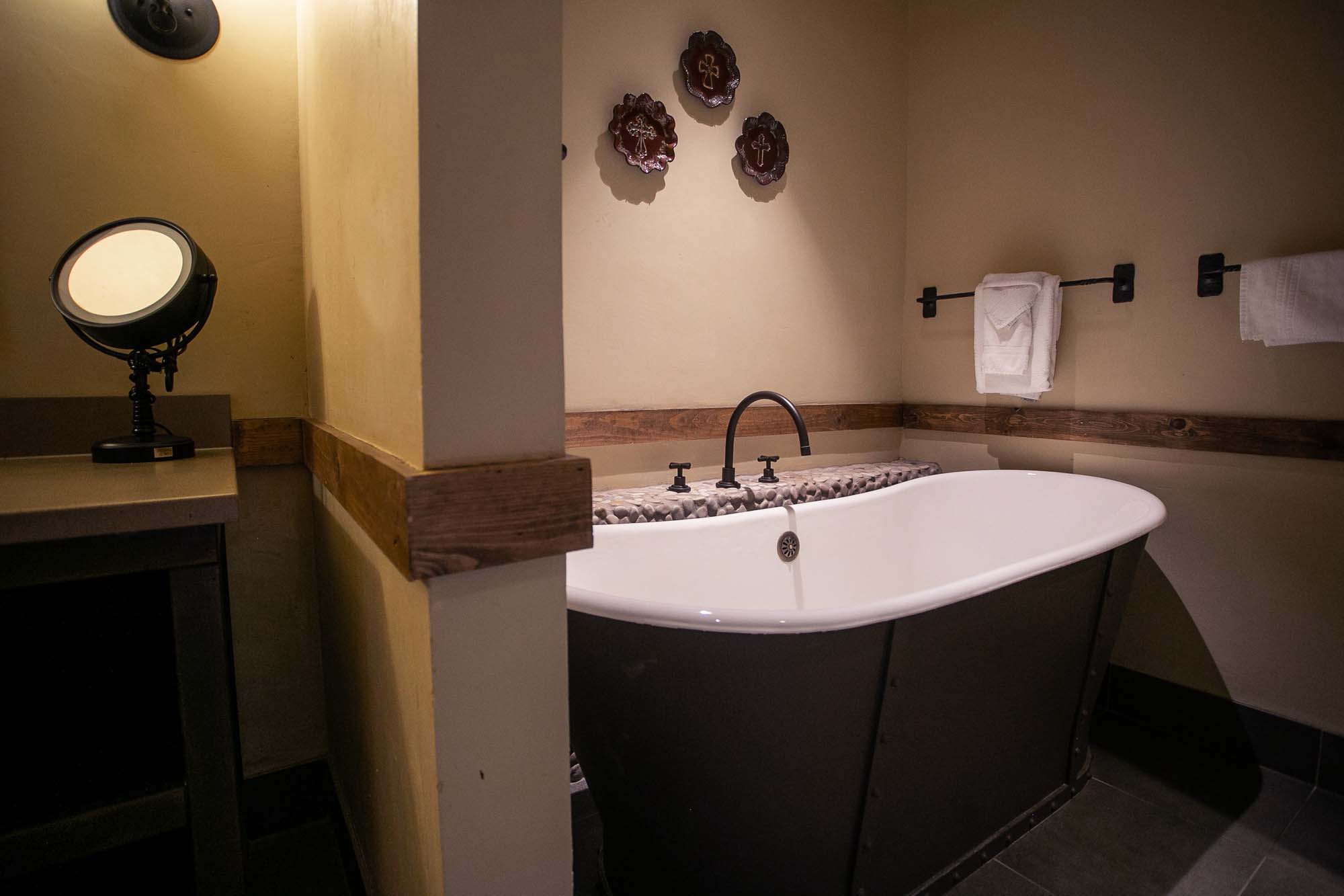 DTR-MainLodge-MeadowKingRoom-2