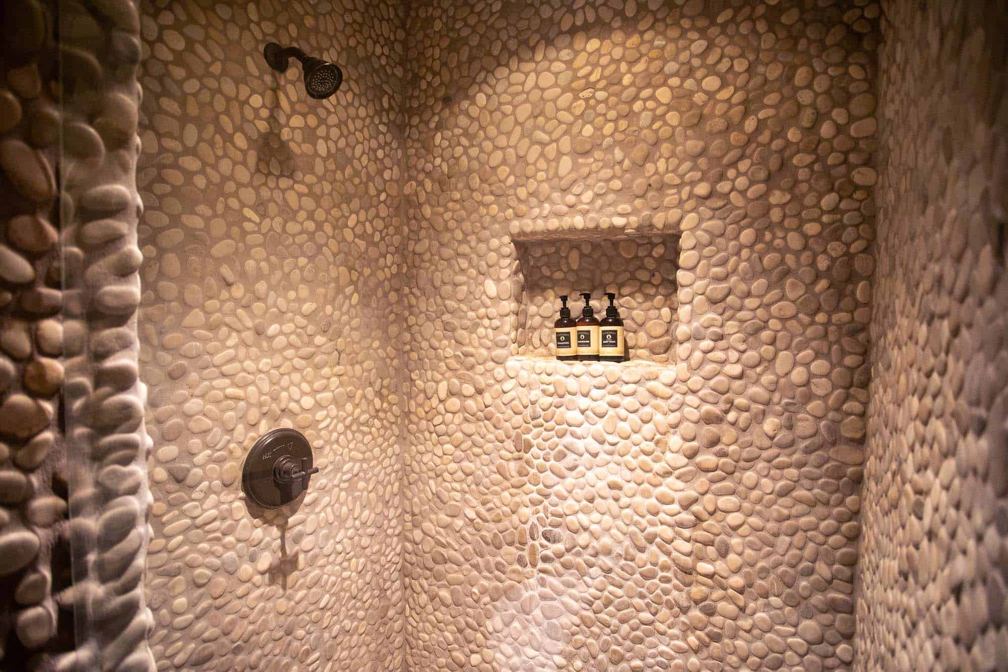 DTR-MainLodge-MeadowKingRoom-4