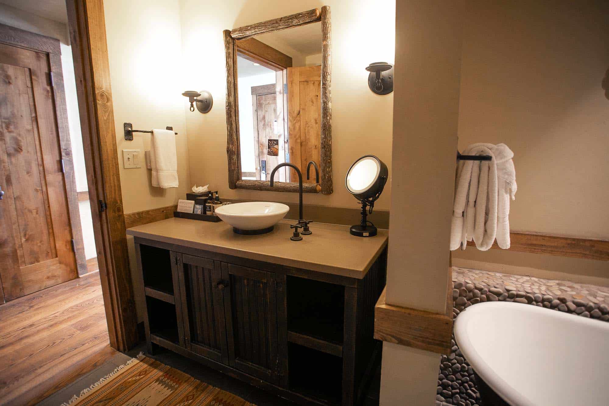 DTR-MainLodge-MeadowKingRoom-5