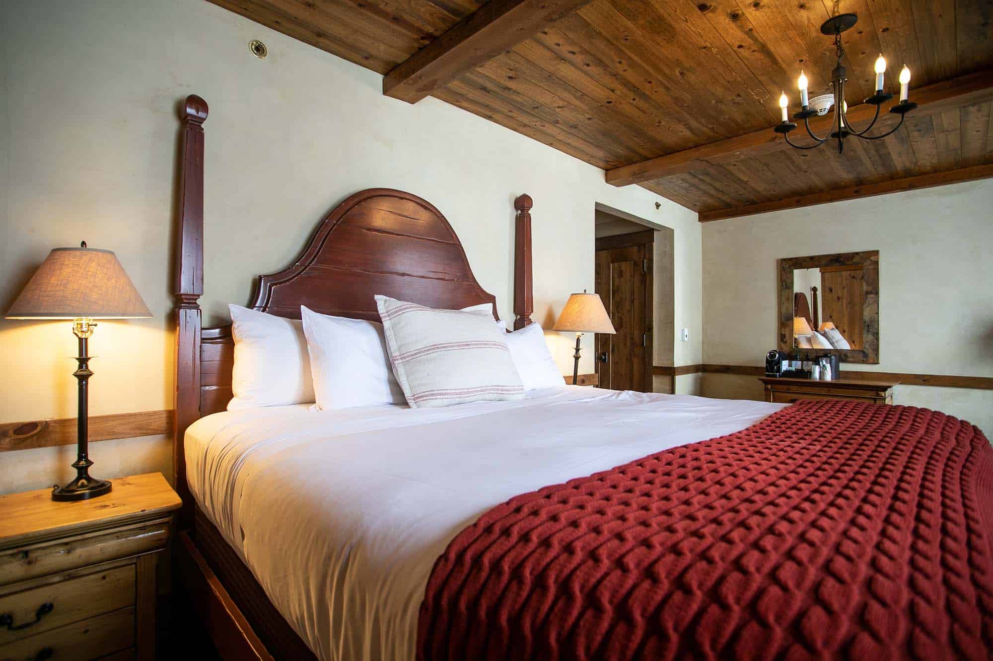 DTR-MainLodge-MeadowKingRoom-6