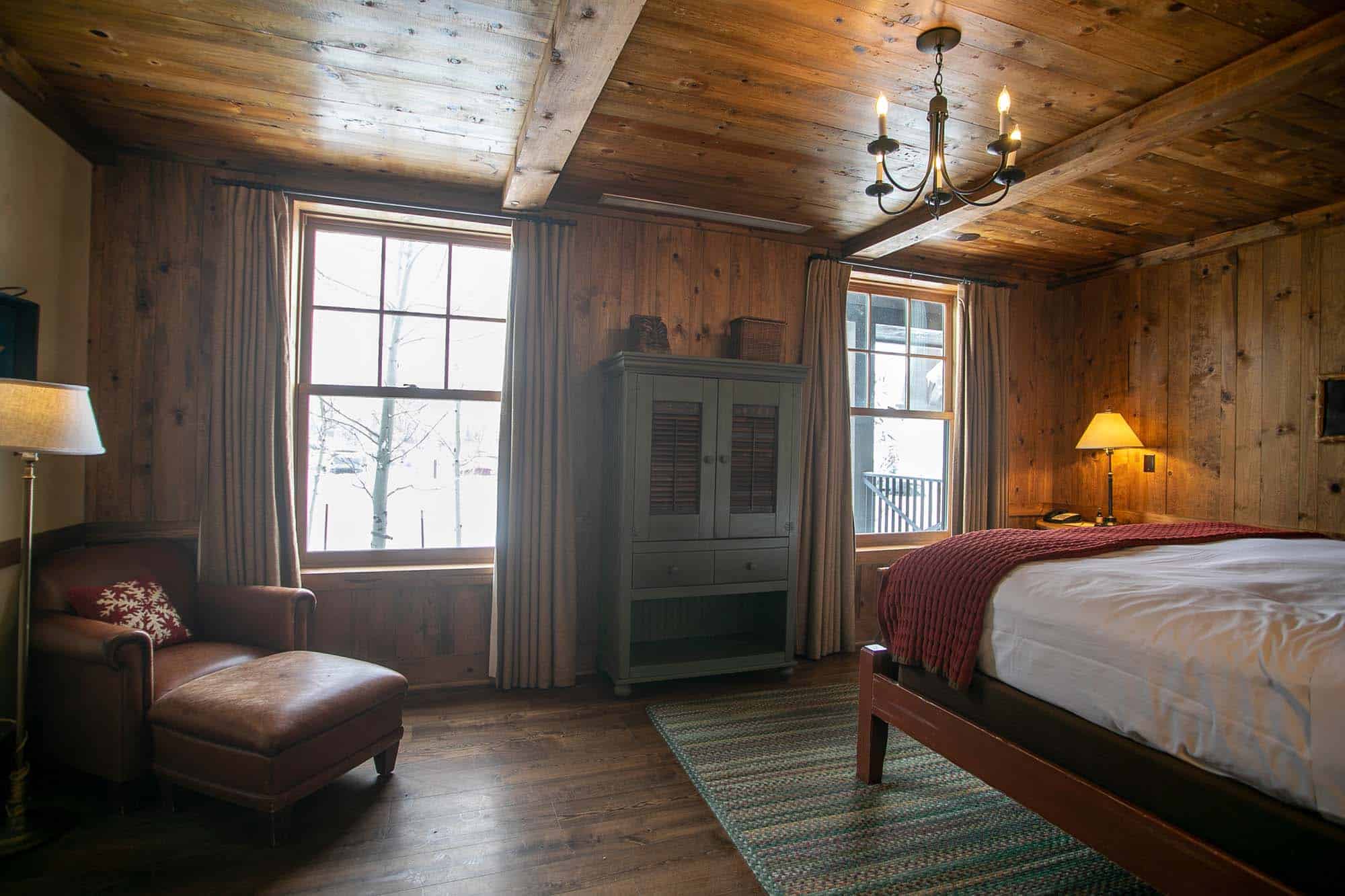 DTR-MainLodge-MeadowKingRoom-8