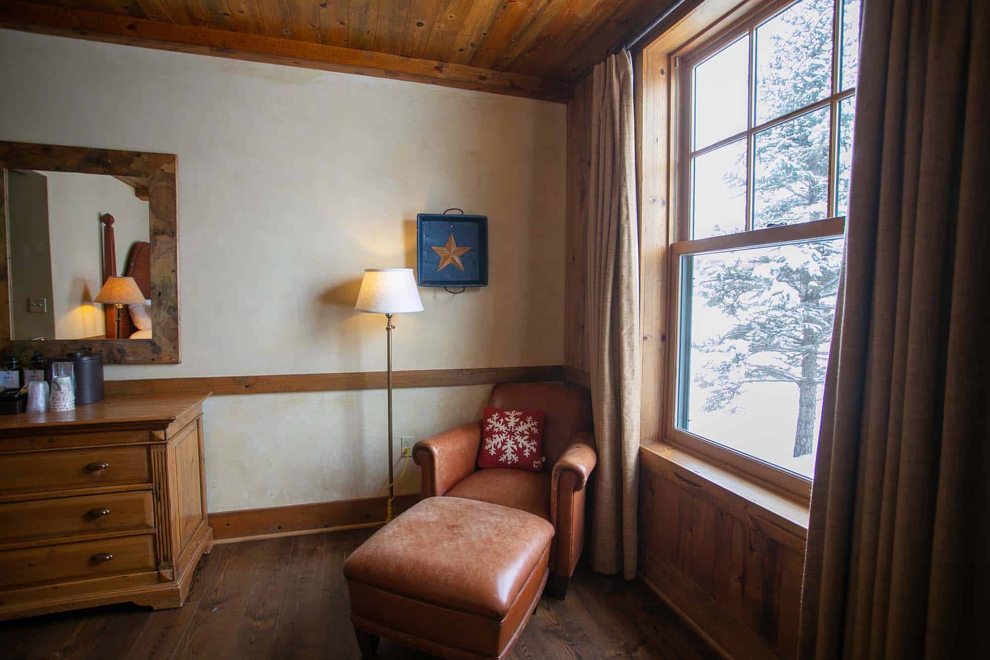 DTR-MainLodge-MeadowKingRoom-9